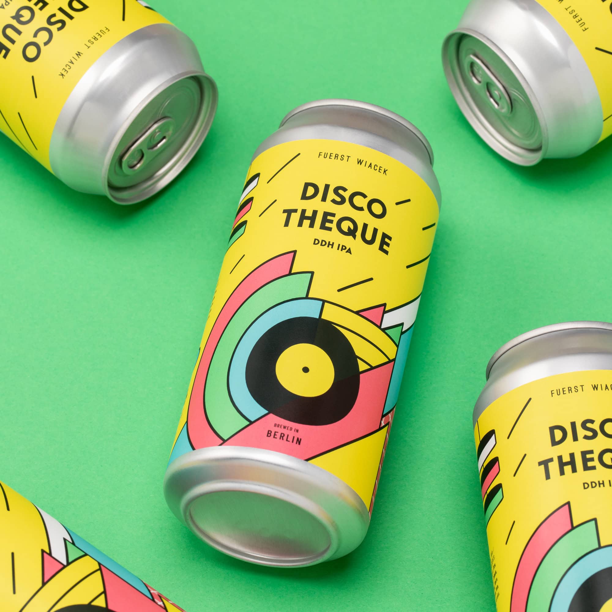 Disco Theque DDH IPA-Bierdosen mit lebhaftem, farbenfrohem Etikettendesign der Brauerei Fürst Wiacek, Berlin, perfekt für Craft-Bier-Liebhaber und modernes Bier-Branding.
