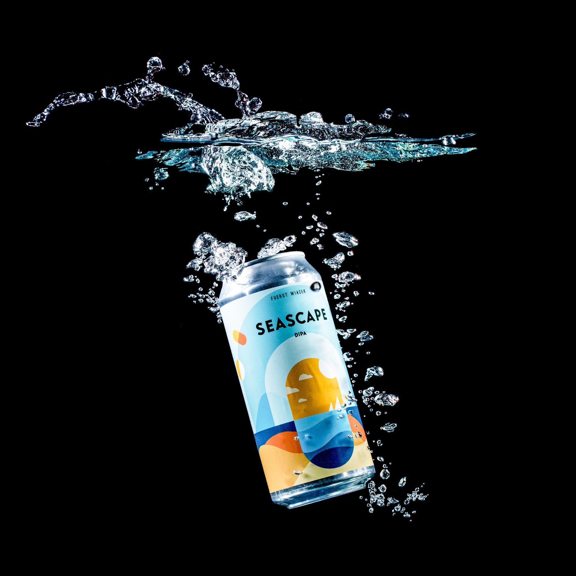 Erfrischende Seascape DIPA Bierdose der Brauerei FUERST WIACEK unter Wasser mit spritzendem Wasser, lebendigem Design und modernem Brauereibranding.