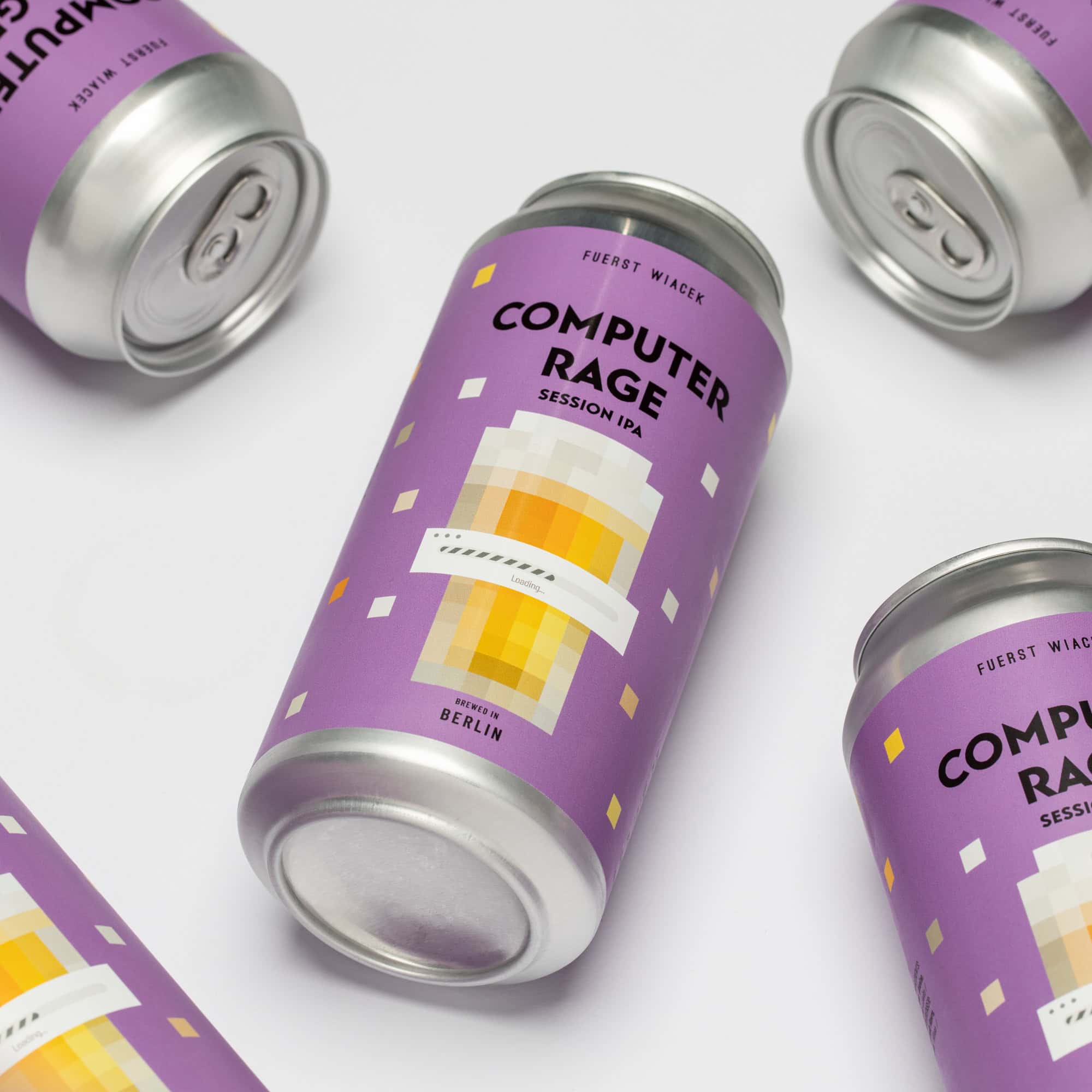 Lebendige Dosen des Computer Rage Session IPA der Brauerei Fürst Wiacek mit verpixelter digitaler Kunst und lila Etiketten, die modernes Craft Beer Branding und Berliner Brautradition unterstreichen.