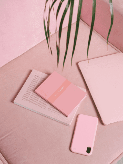 set yp de rédactrice web freelance rose