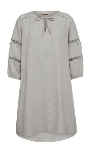 Freequent kjole med 3/4 ærmer og lommer i siden