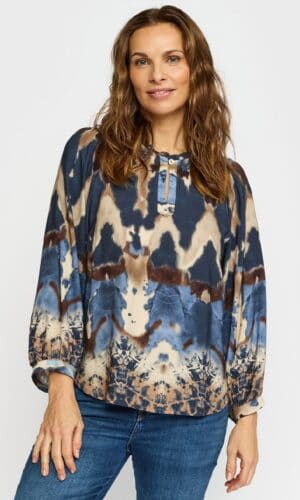 2Biz bluse med en lille flæse ved hals kanten