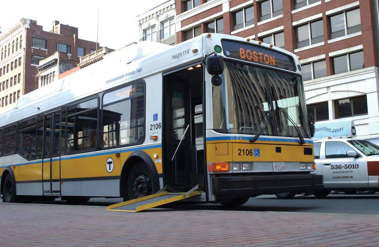 Autobús de la MBTA con rampa bajada - Abogado de accidentes de la MBTA de Boston