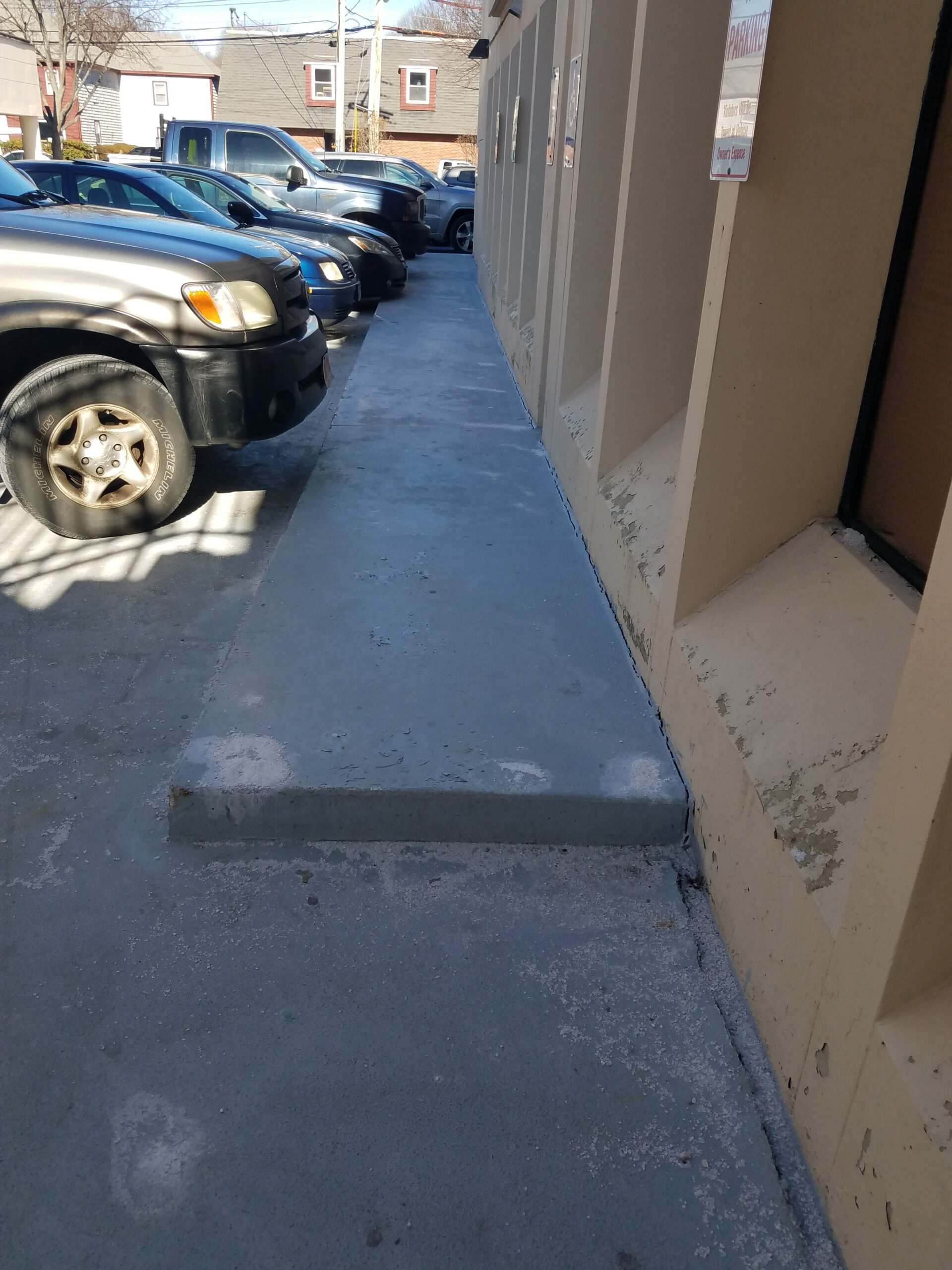 Escaleras exteriores deterioradas sin señal de advertencia en la estación JFK/UMass de Dorchester, MA: condición claramente peligrosa y riesgo de caída.