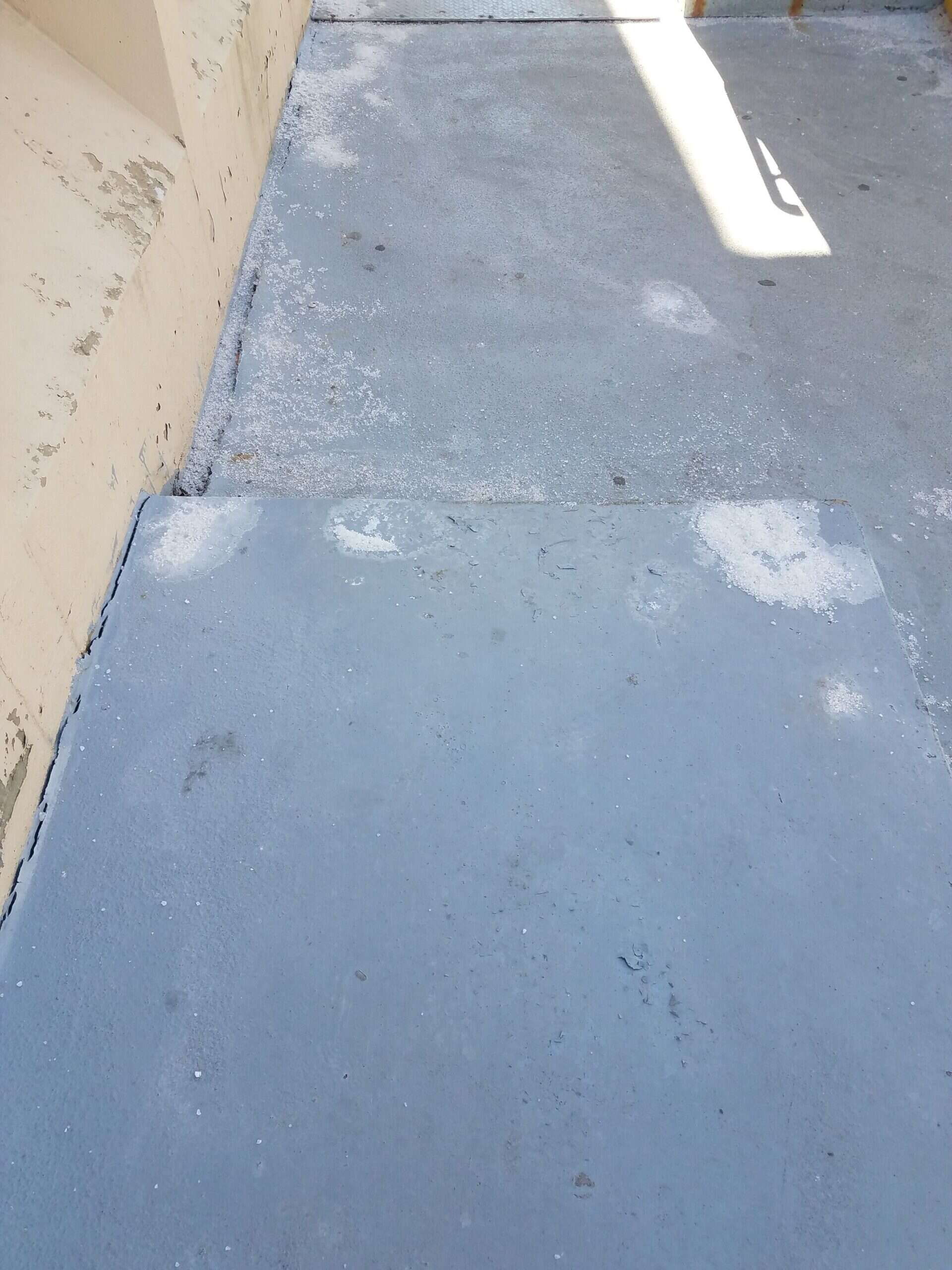 Escaleras exteriores deterioradas sin señal de advertencia en la estación JFK/UMass de Dorchester, MA: condición claramente peligrosa y riesgo de caída.