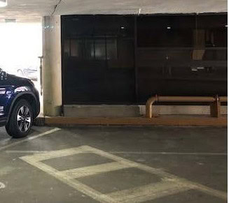 Escaleras exteriores deterioradas sin señal de advertencia en la estación JFK/UMass de Dorchester, MA: condición claramente peligrosa y riesgo de caída.