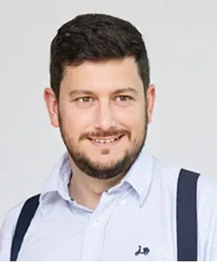 Unser Kunde Manuel A. mit Hosenträger und Hemd. Er lacht in die Kamera.