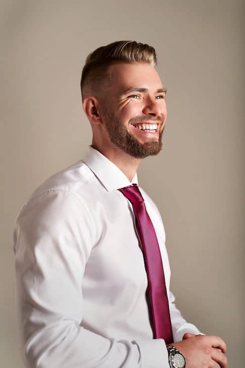 Unser Kunde Sebastian S. mit Hemd und Krawatte.