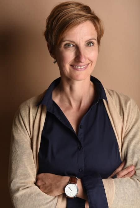 Ein Portrait unserer Kundin Sandra L., sie lächelt in die Kamera