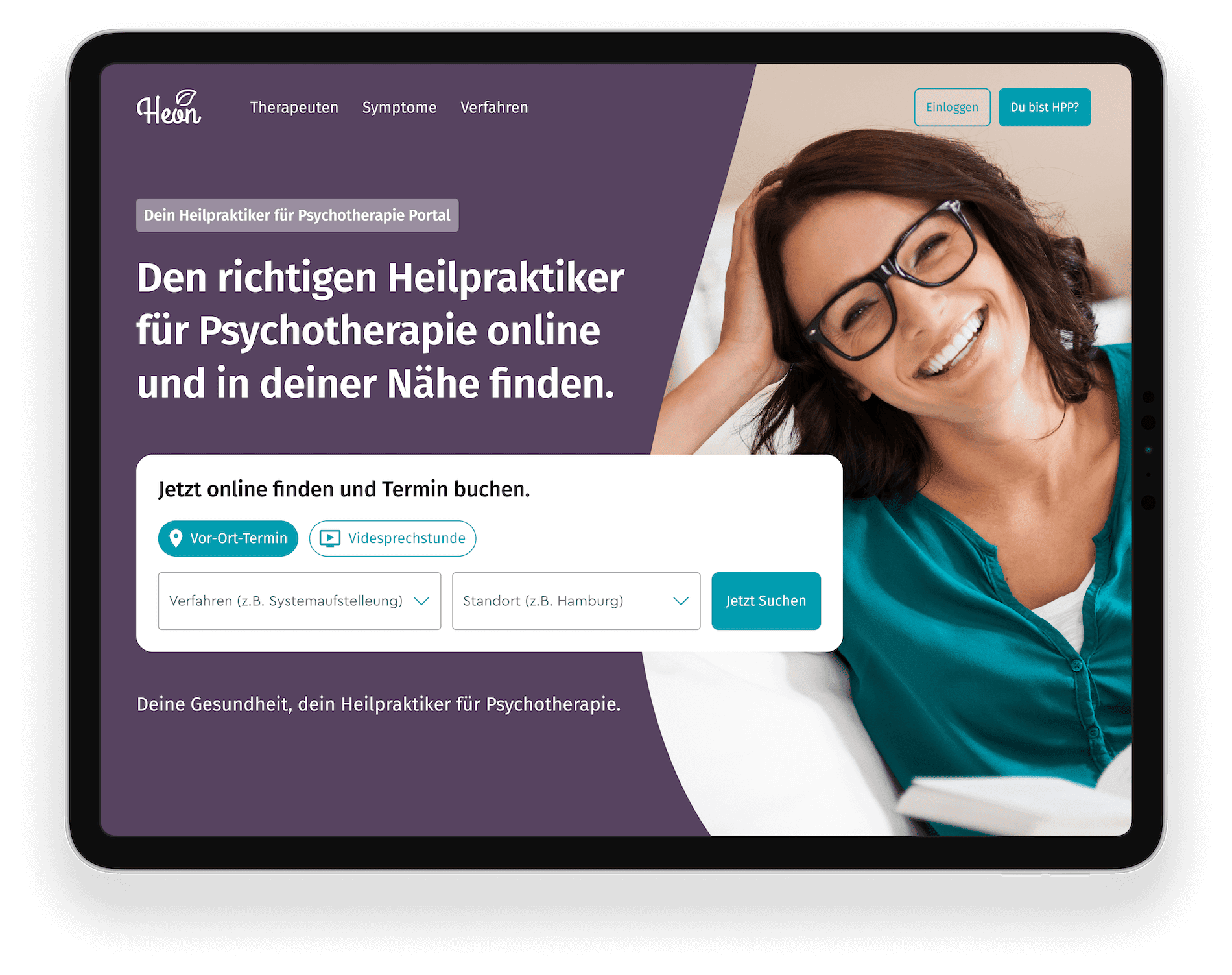 Ein Tablett, auf dem die Startseite einer Webseite unserer Kunden gezeigt wird. Man sieht eine Frau, die auf dem Sofa sitzt und in die Kamera lacht. Daneben auf dem Bild ist ein Formular, in dem man seinen Standort eingeben kann, um einen Heilpraktiker in seiner Nähe zu finden.