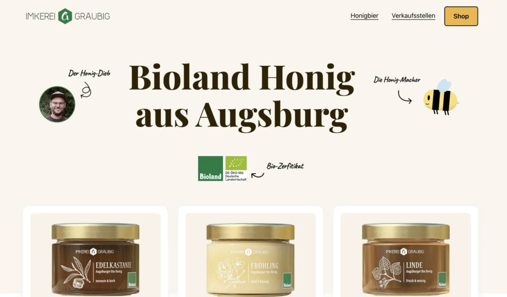 Ein Bild von dem Webseiten Hero auf der Startseite der Imkerei Gräubig. Es ist unter anderem der Schriftzug "Bioland Honig aus Augsburg" zu lesen und 3 Sorten des Honigs sind zu sehen.