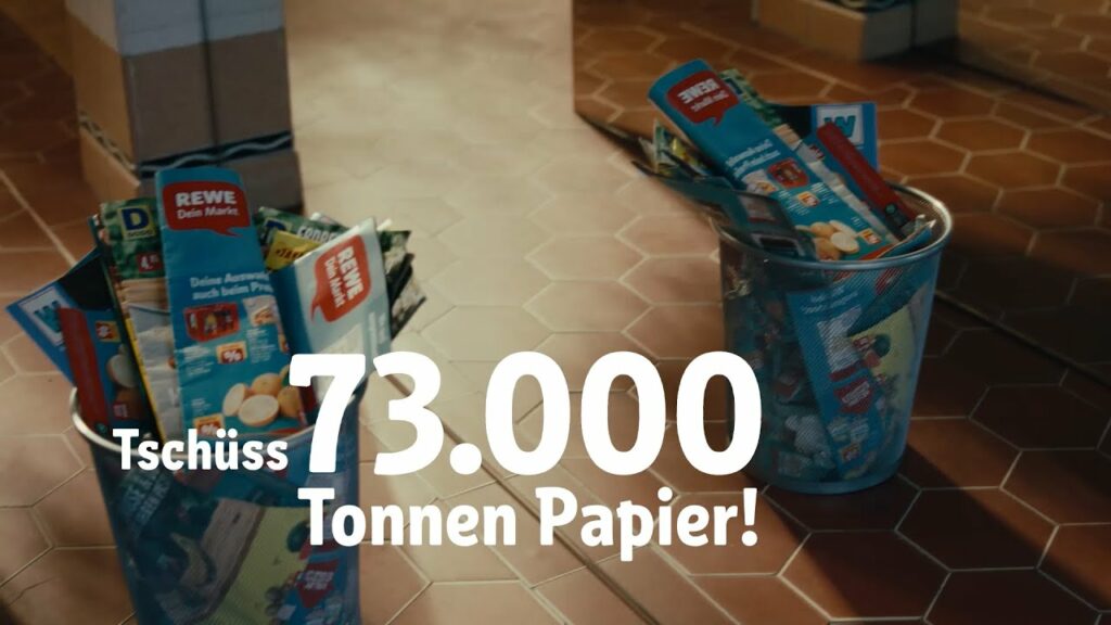 Zwei Mülltonnen voll mit Rewe-Prospekten