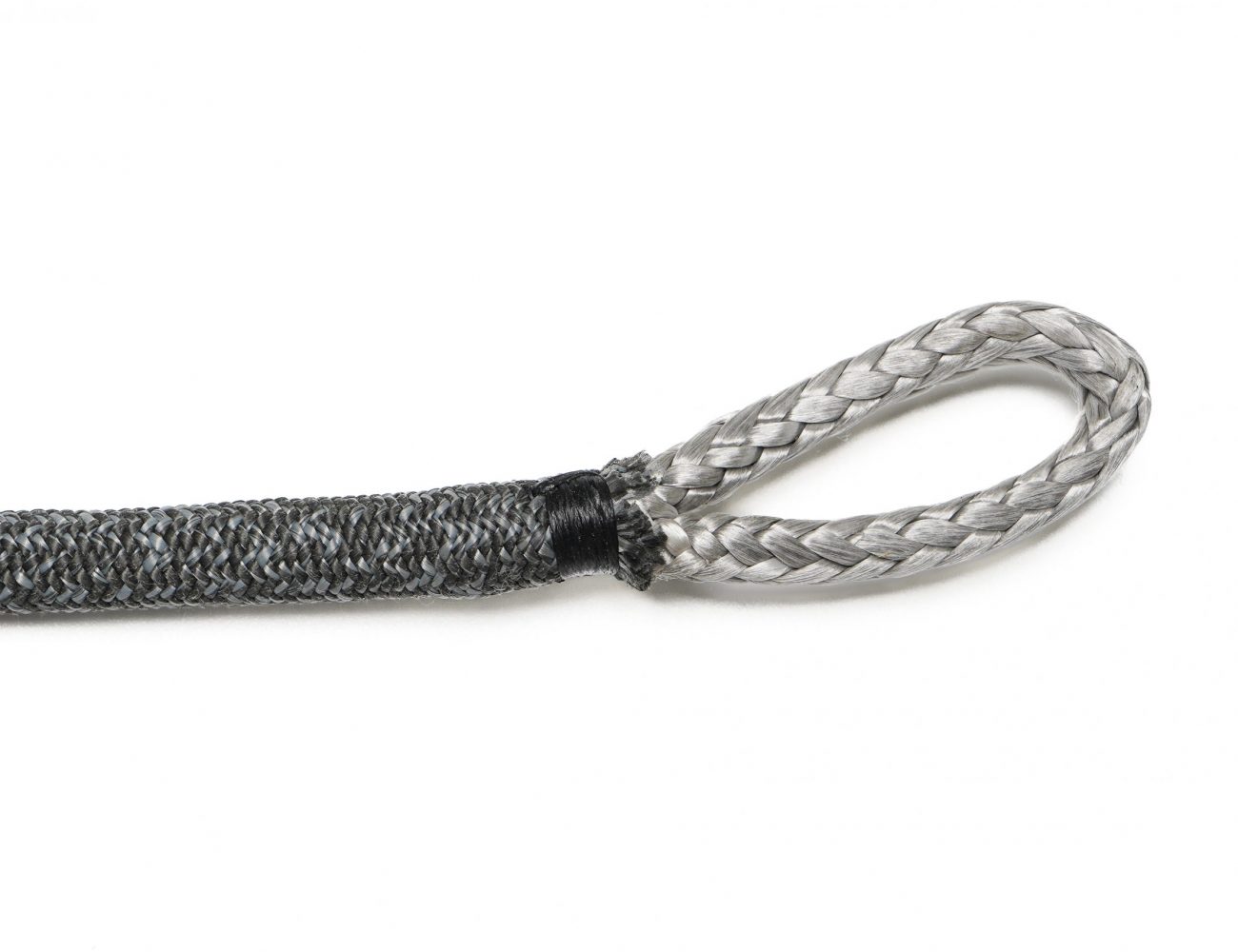Augspleiß ohne Mantel – GEILE SEILE Spleiß-Lexikon Augspleiß ohne Mantel bei GEILE SEILE – Schlaufe aus Dyneema-Kern, erhält volle Bruchlast des Tauwerks