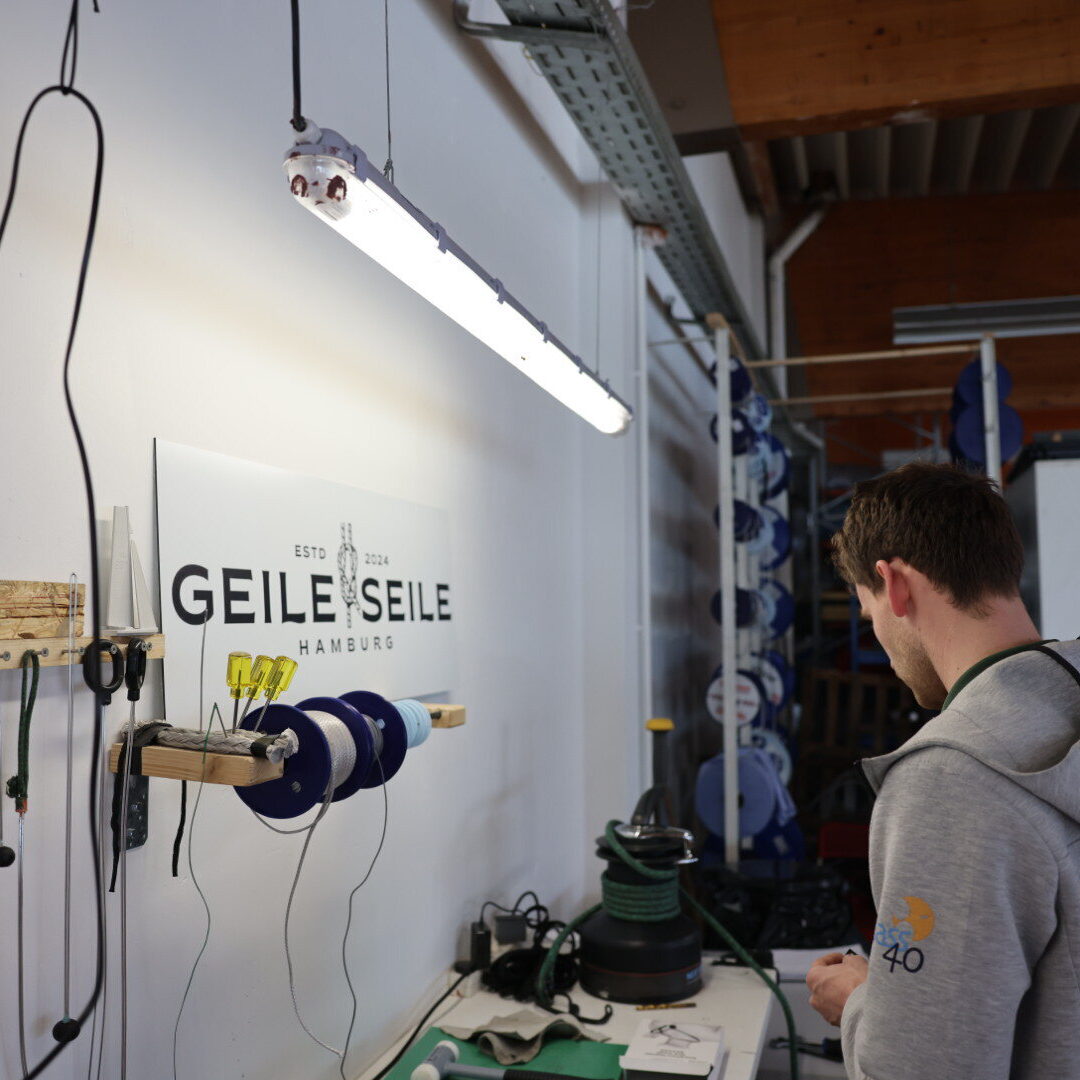 Lennart Burke in der GEILE SEILE Werkstatt Hamburg – Tauwerk wird für die Globe40 und boot Düsseldorf 2026 vorbereitet