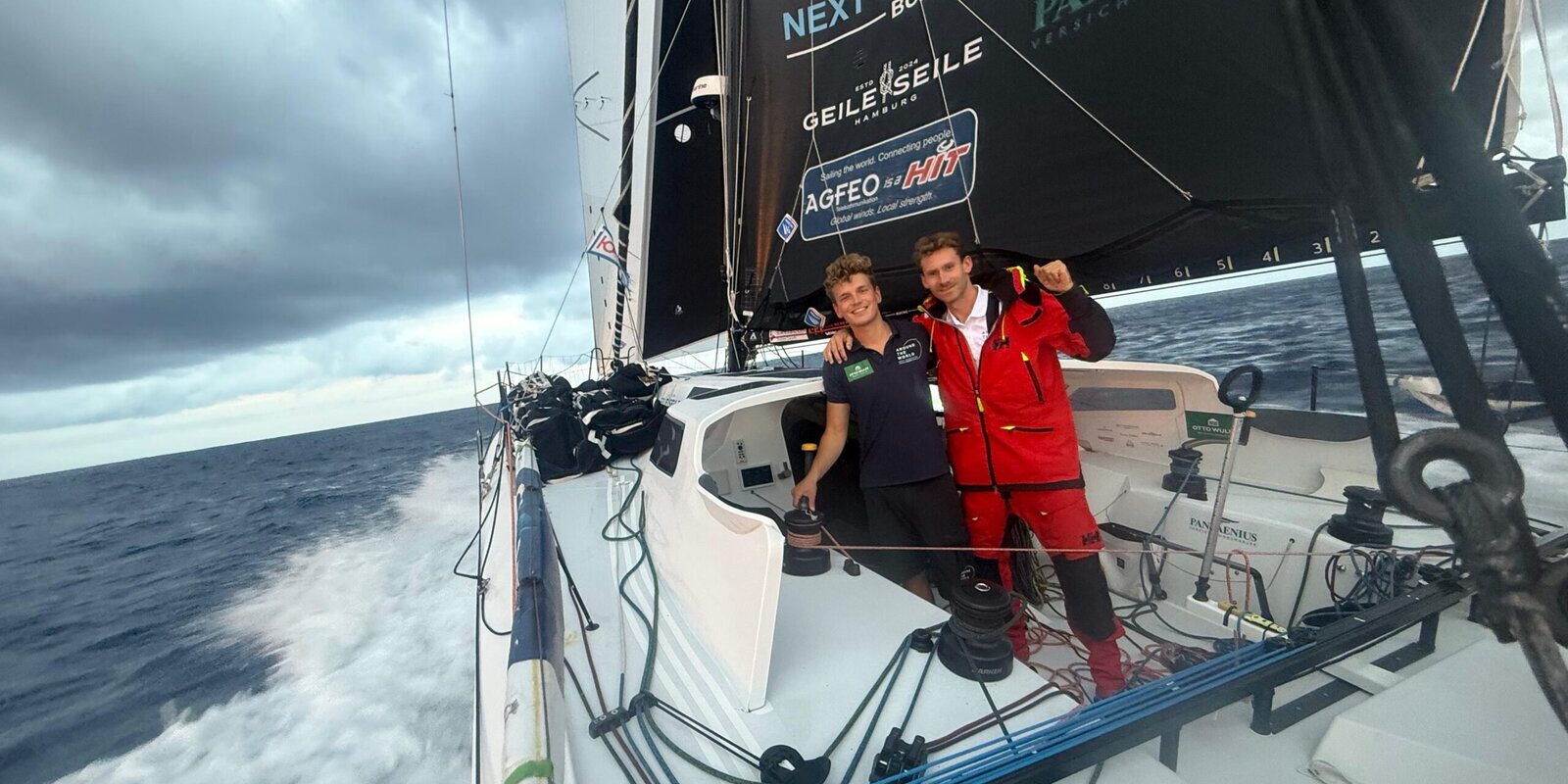 Lennart Burke und Melwin Fink an Deck der Class40 mit GEILE SEILE Logo – Yachttauwerk kaufen, von Profiseglern getestet und empfohlen