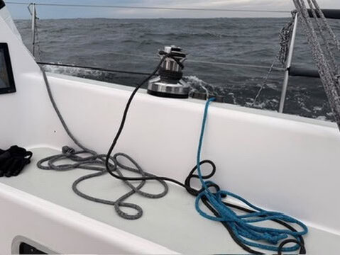 Cockpit der Matcher 37 Helium mit Leinen und Plotter
