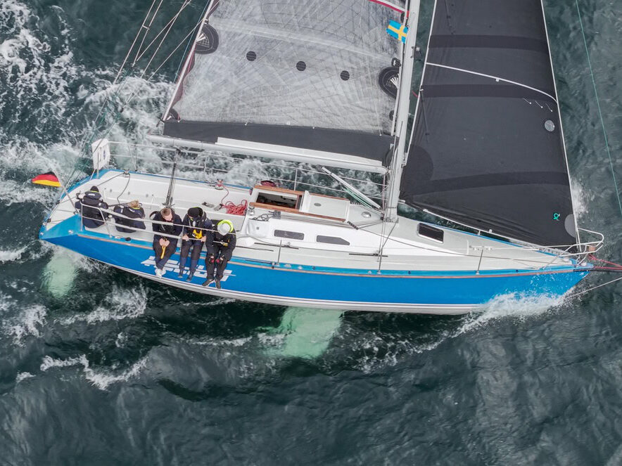 Crew der Matcher 37 Helium auf der Kante während der Regatta