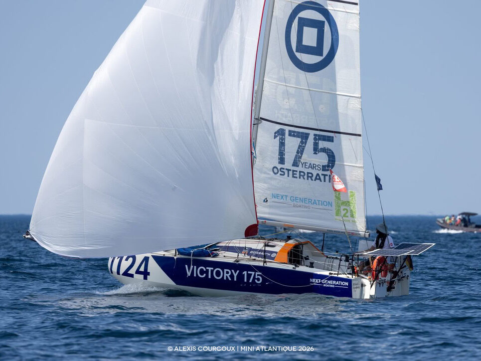 Tom Wehdes Mini 6.50 Victory 175 unter Spinnaker auf dem Atlantik