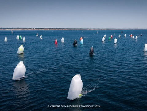 Tom Wehdes Mini 6.50 Victory 175 unter Spinnaker auf dem Atlantik