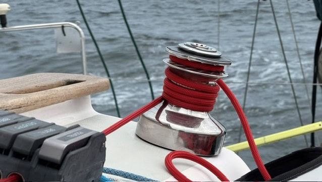 rote-schot-auf-winsch-matcher-37-helium Schot auf der Winsch der Matcher 37 Helium