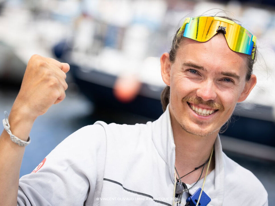 Tom Wehde jubelt nach der Ankunft auf den Azoren über Platz 9 der ersten Etappe