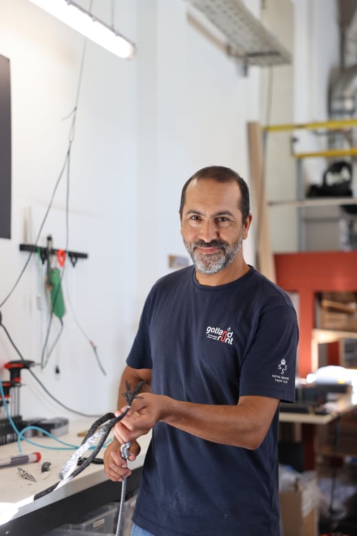Fernando Borja in der Werkstatt von GEILE SEILE Fernando Borja in der Werkstatt von GEILE SEILE mit einem gespleißten Tauwerk