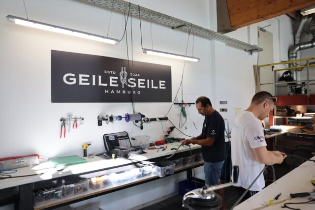 Julius und Fernando arbeiten in der Werkstatt von GEILE SEILE in Hamburg an Tauwerk