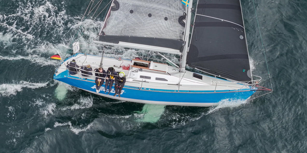 Crew der Matcher 37 Helium auf der Kante bei einer Regatta auf der Ostsee