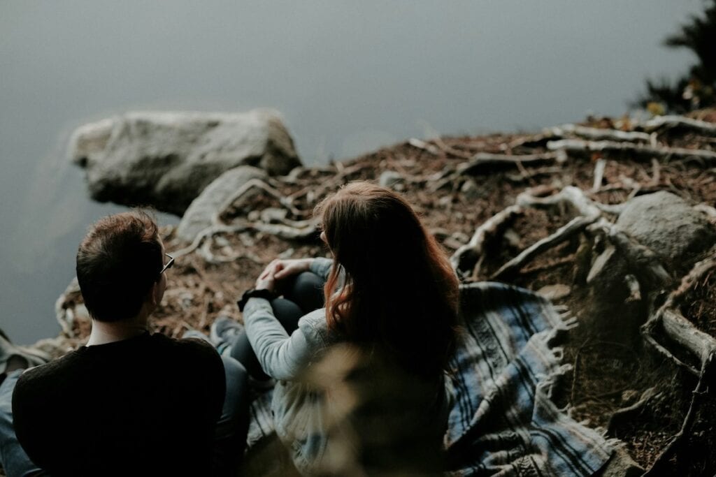 Ett par sitter vid en sjö och pratar, sedda bakifrån, vilket symboliserar vikten av ärlighet, viljan att förstå och att skapa kontakt för en fungerande kommunikation i en relation.