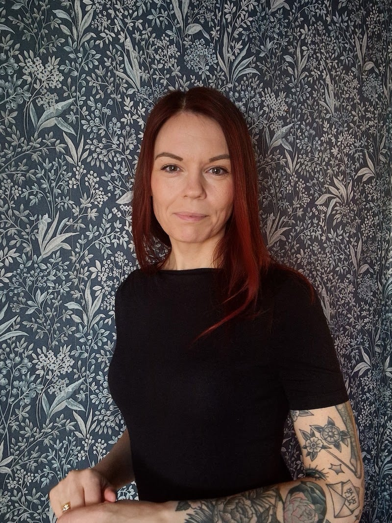 Porträtt av Karolina Lundin, grundare av Genuin Kontakt, med en öppen blick som förmedlar förståelse och inbjudan till autentiska möten.