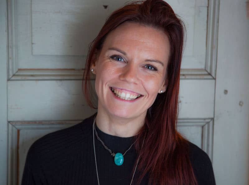 karolina-lundin-relationsexpert Karolina Lundin, beteendevetare, ler varmt och inbjudande, symboliserande trygghet och djup förståelse för empatiska personers relationella utmaningar.