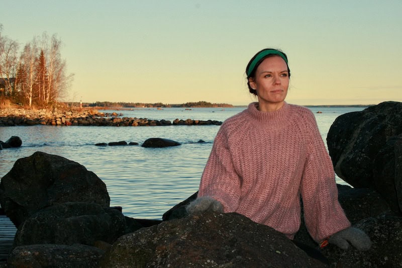 Karolina Lundin, grundare av Genuin Kontakt, reflekterar vid havet.