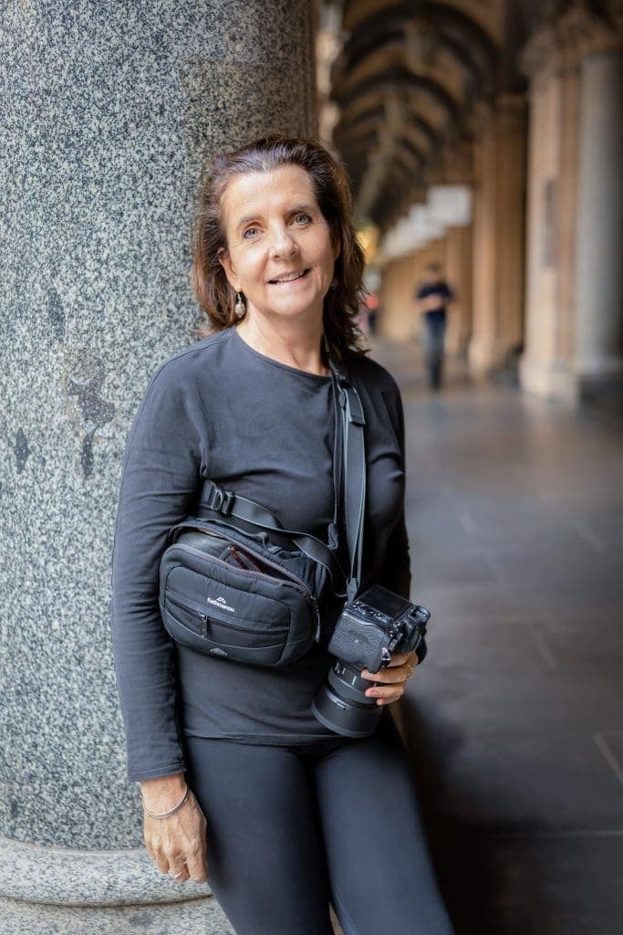 Georgie-Greene-Photographer-Dating-Photos-Sydney-NSW – Professional Photographer Sydney Georgie Greene Dating photographer standing by a stone pillar in a Sydney Street