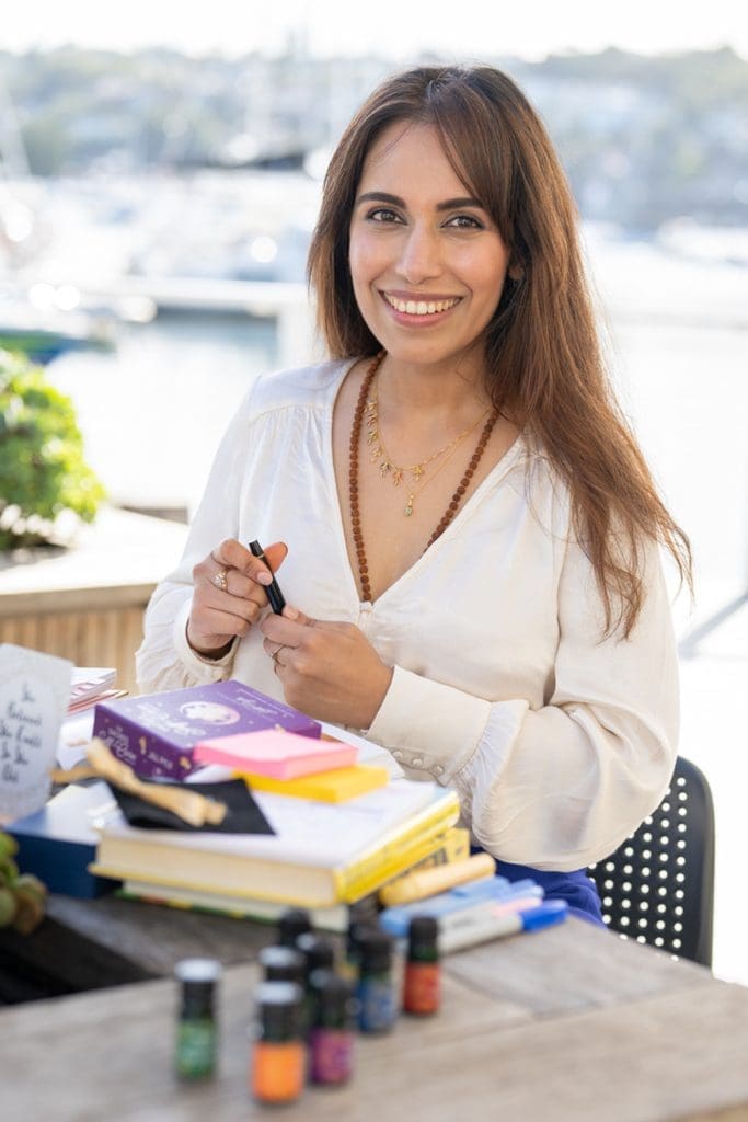 Branding-Photos-Holistic-Brand-Strategist-Sydney-NSW – Professional Photographer Sydney Ext: Holistic Brand Strategist wearing a cream top having her branding photos taken by portrait photographer Georgie Greene in Sydney NSW