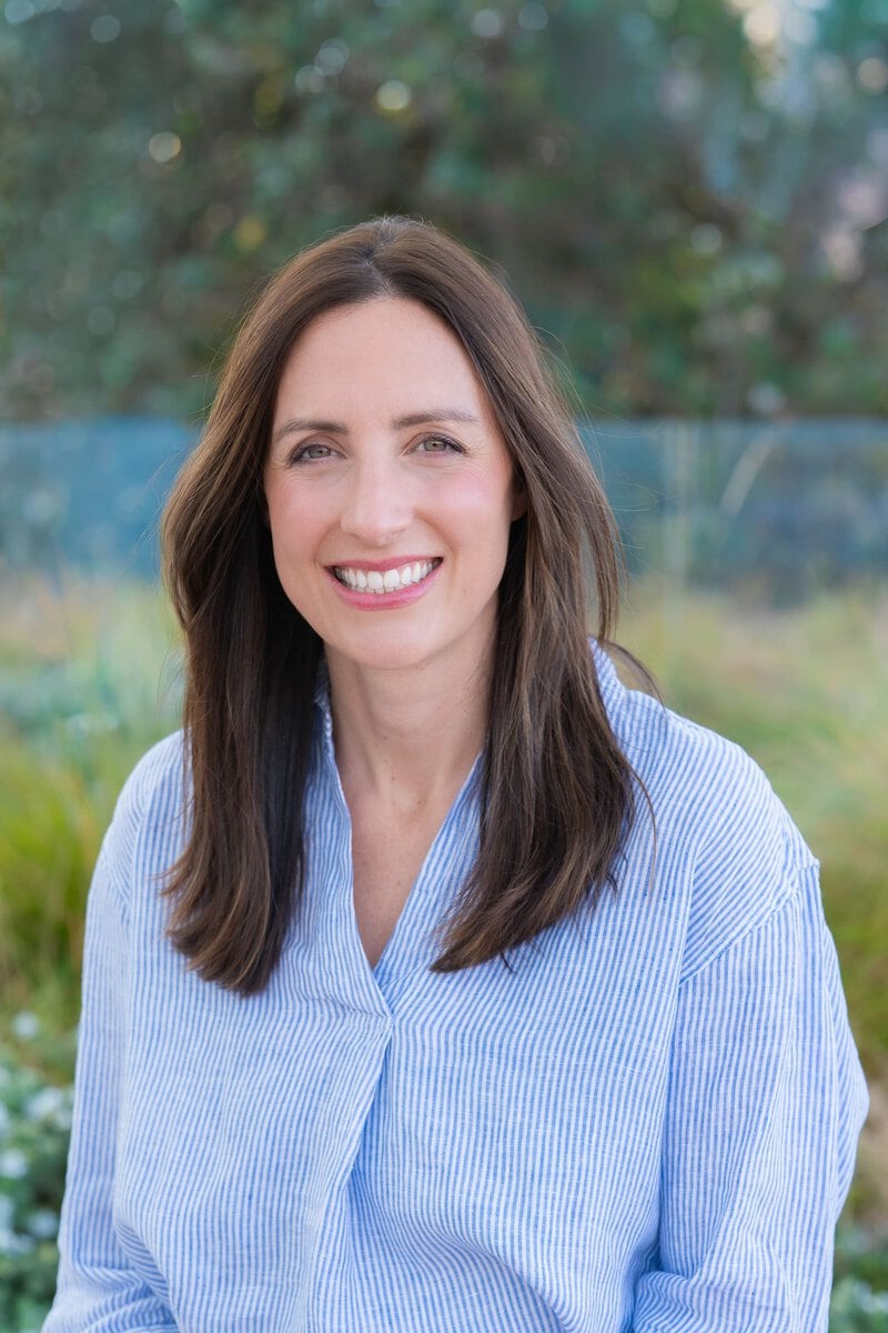 Female government manager wearing a blue top and having her LinkedIn headshot taken by Sydney headshot photographer Georgie Greene