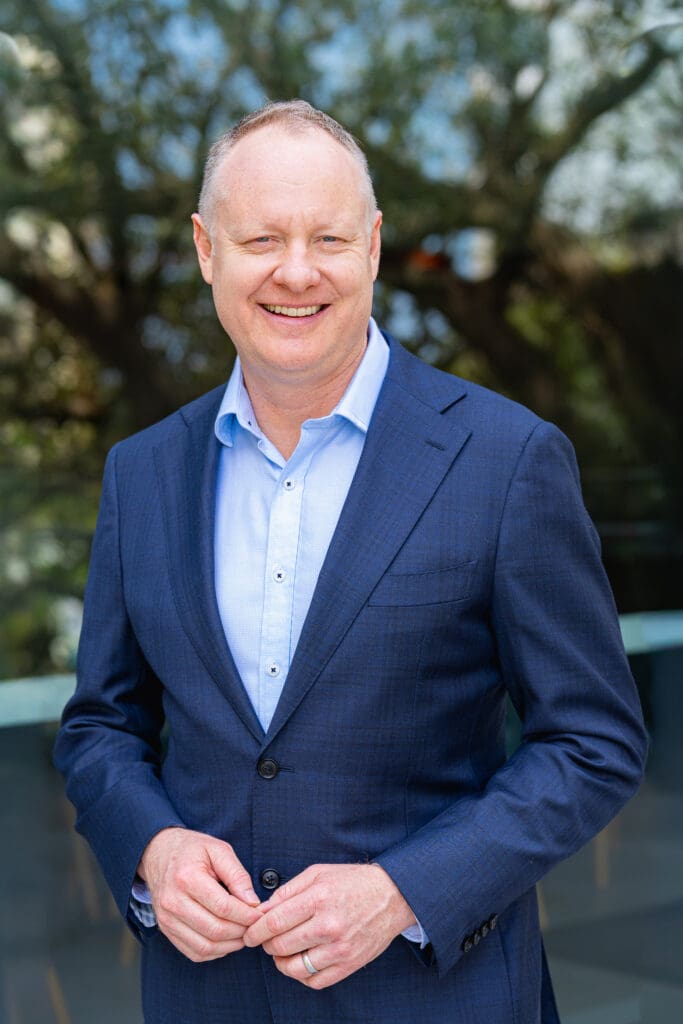 Managing-Director-Headshot-Sydney-NSW – Professional Photographer Sydney Managing Director of Ooh Media wearing a blue suit and having his headshot taken by Sydney professional headshot photographer Georgie Greene