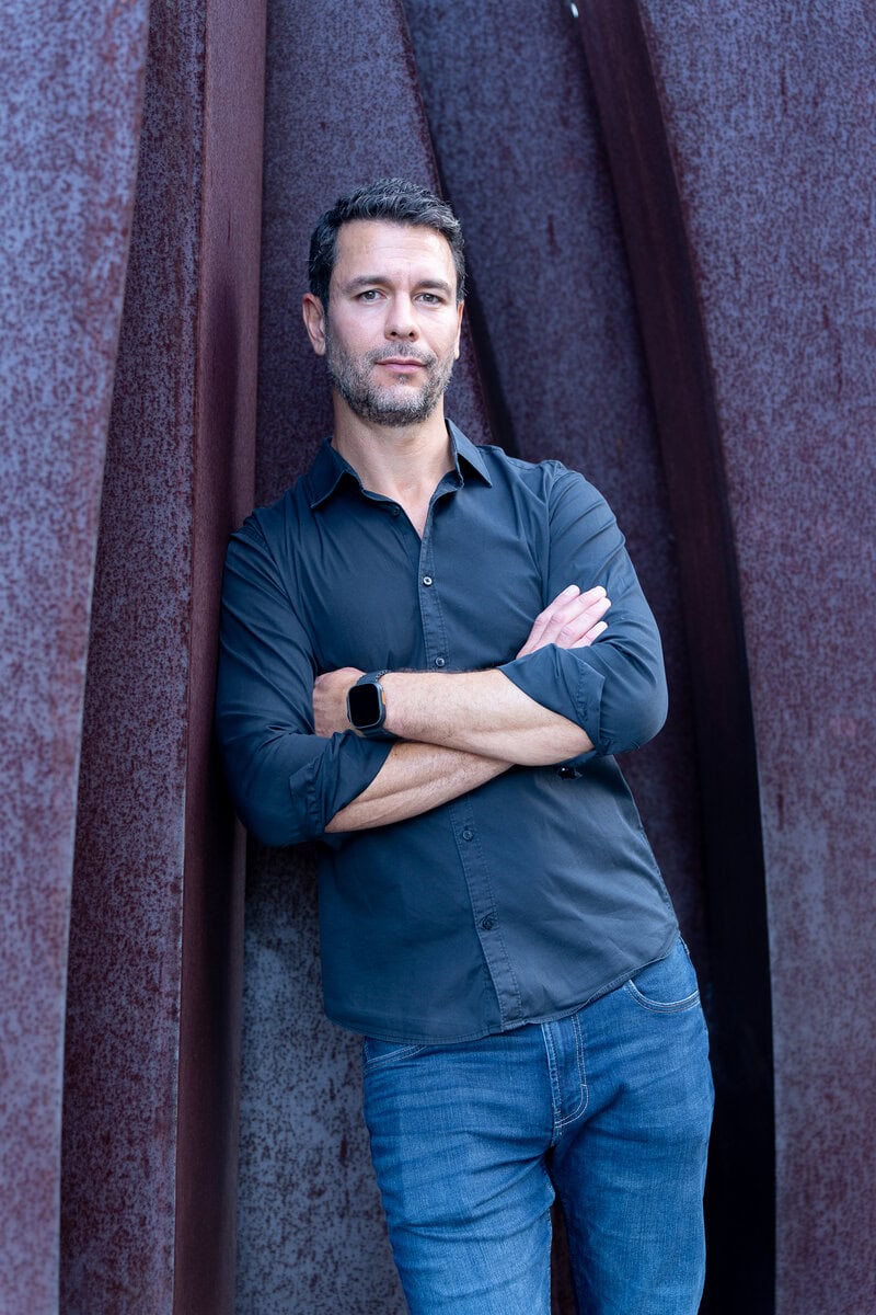 Dark hair man with beard wearing a black shirt having his dating photo taken by top Sydney dating photographer Georgie