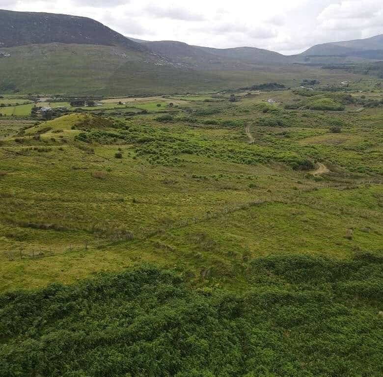 Green landscape with hills and mountains, a derelict house and shed in Mayo land. – Ghar.ie property listing