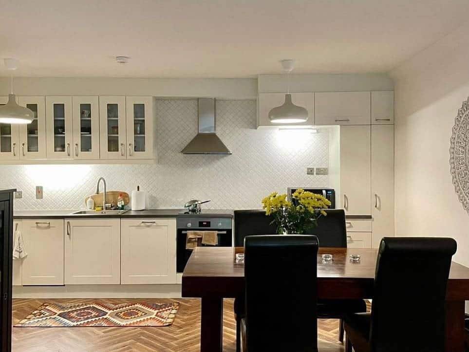 Kitchen and dining area in a 2-bedroom apartment for rent in Ringsend, Dublin 4. – Ghar.ie property listing