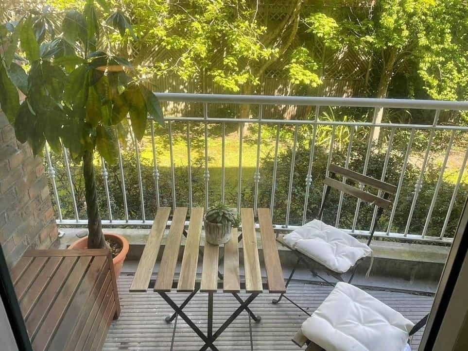 Balcony of the 2-bedroom apartment for rent in Ringsend, Dublin 4 with outdoor seating and a plant. – Ghar.ie property listing