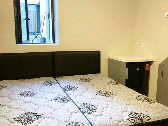 Double room featuring two twin beds with matching headboards and a small window in Dublin 1. – Ghar.ie property listing
