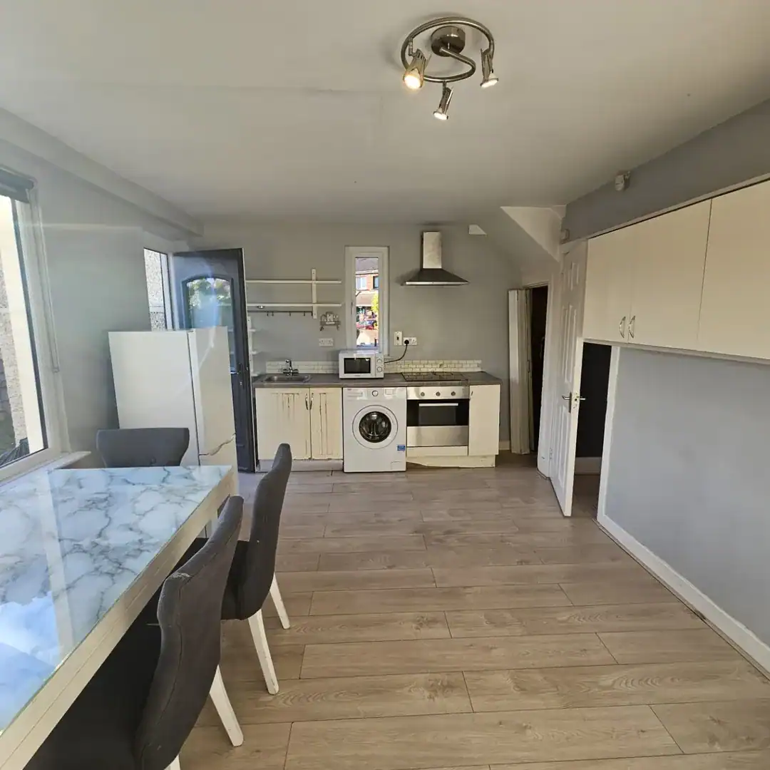 Open-plan kitchen and dining area in a Drimnagh, Dublin 12 apartment for rent. – Ghar.ie property listing