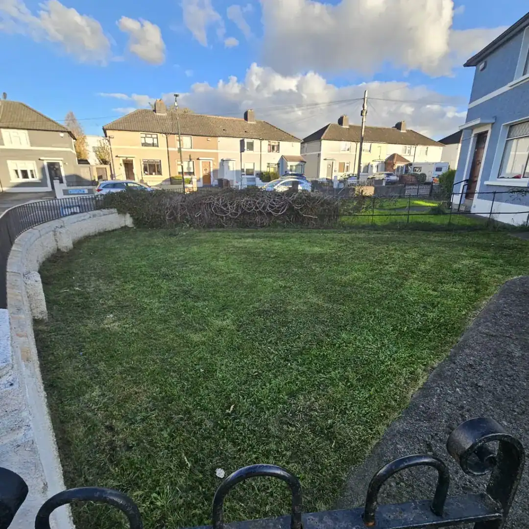 Front yard of a 2-bedroom apartment for rent in Drimnagh, Dublin 12 on a sunny day. – Ghar.ie property listing
