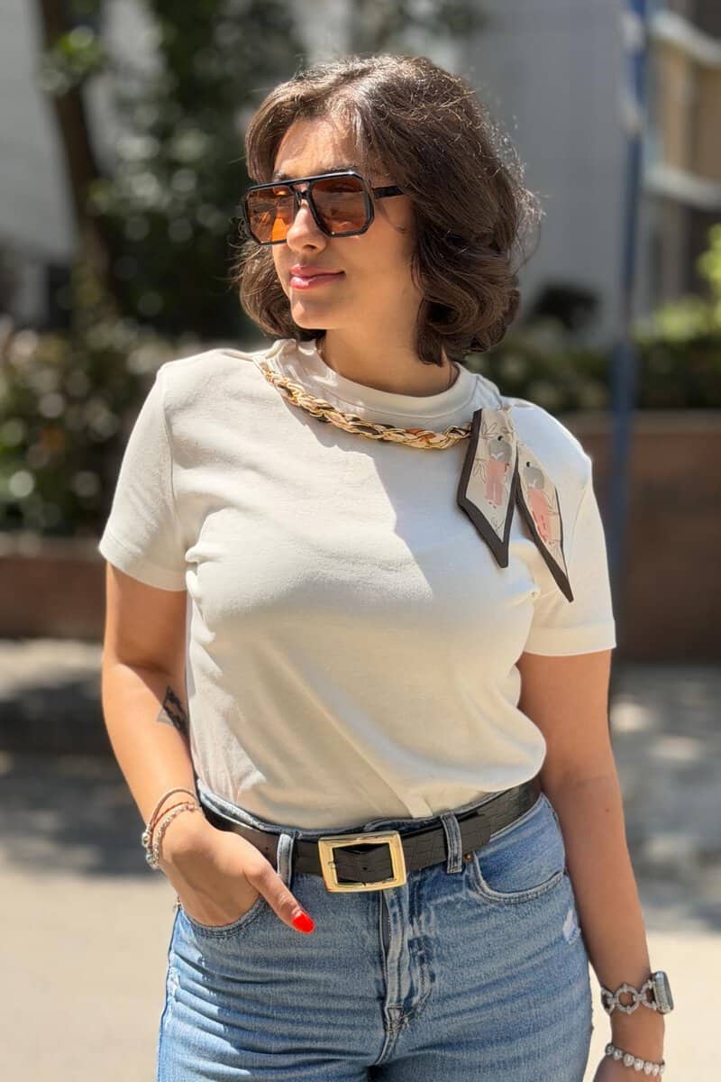 Second image of Beyaz Fularlı Tişört