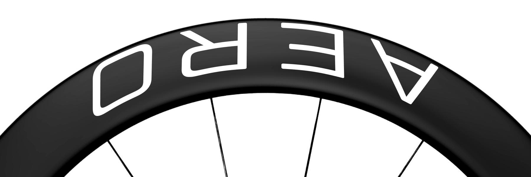 Detailaufnahme einer schwarzen Rennradfelge in Seitenansicht, veredelt mit einem stylischen Felgenaufkleber mit der Aufschrift "AERO" in der Farbe Weiß.