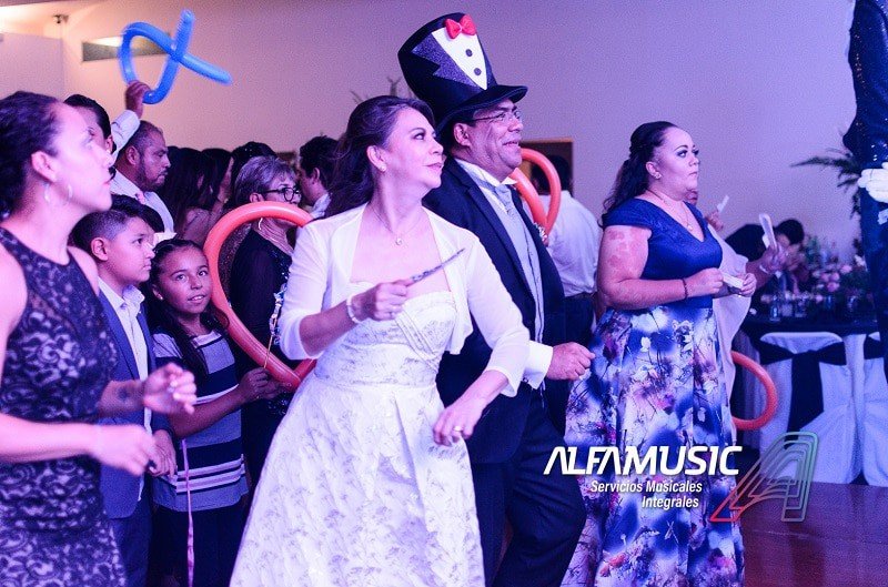 Los novios en su 30 aniversario, son accesorios de animación, los invitados con souvenirs también, bailando divertidos