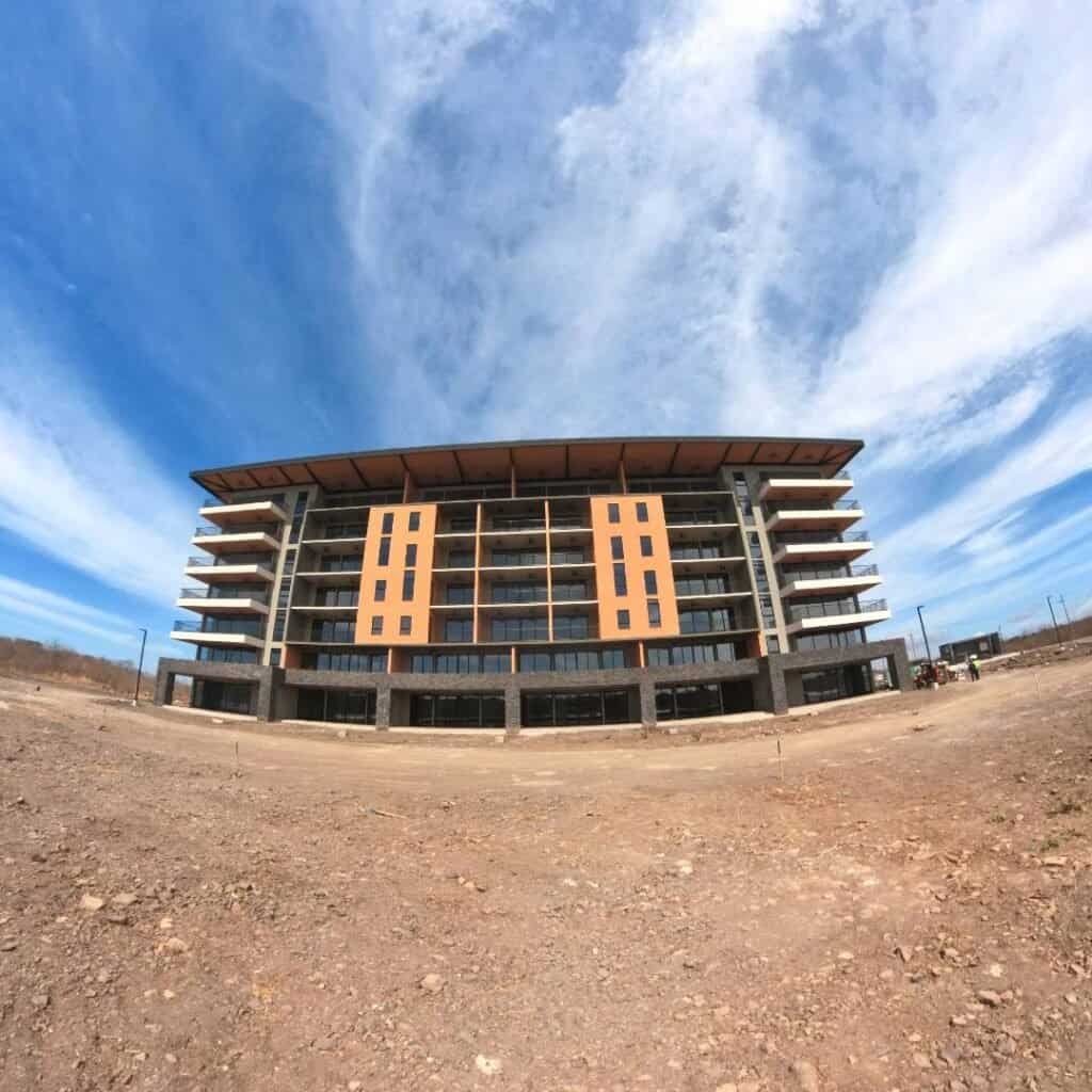 Edificio en construcción en Guanalandcr, Costa Rica, con modernas instalaciones y vista panorámica.
