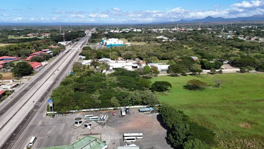 Atractivo paisaje de bienes raíces en Guanacaste, Costa Rica con áreas verdes y desarrollo urbano.