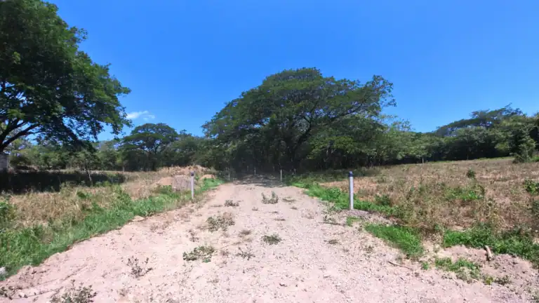 Lote residencial de 861 m² en Liberia, Guanacaste. Acceso por servidumbre privada, rodeado de naturaleza y a minutos del centro de la ciudad.