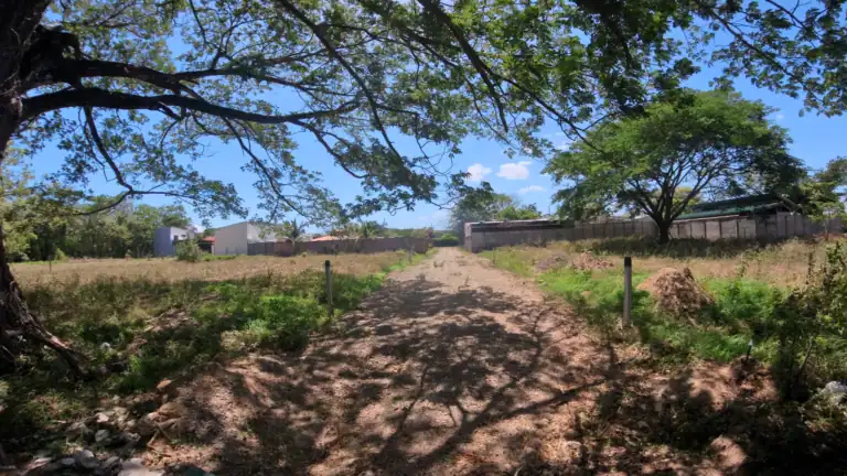Lote residencial de 861 m² en Liberia, Guanacaste. Acceso por servidumbre privada, rodeado de naturaleza y a minutos del centro de la ciudad.